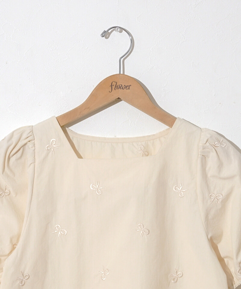 ribbon EMB blouse～ﾘﾎﾞﾝｴﾝﾌﾞﾛｲﾀﾞﾘｰﾌﾞﾗｳｽ | flower／フラワー公式通販