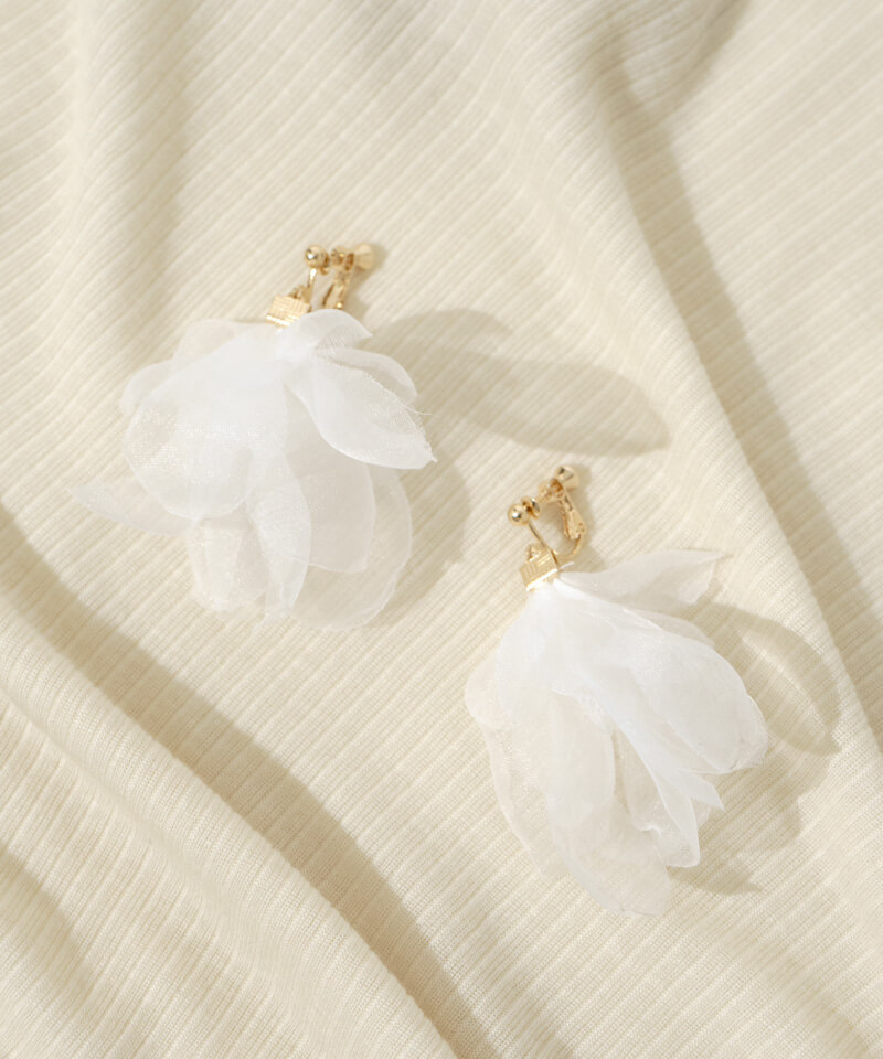 airy petal earring～ｴｱﾘｰﾍﾟﾀﾙｲﾔﾘﾝｸﾞ | flower／フラワー公式通販