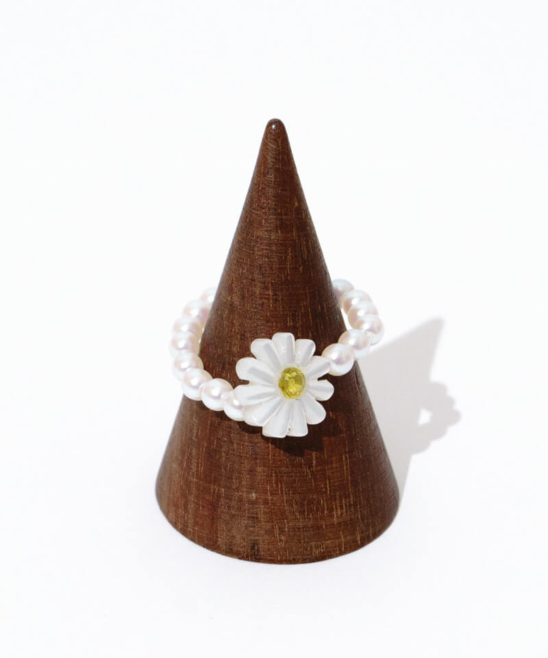 JIMMY CHOO 国内買付 Daisy Pearl Ring パール デイジー リング Daisy Pearl Ring |Gold-Finish Ring with Pearl and Daisy