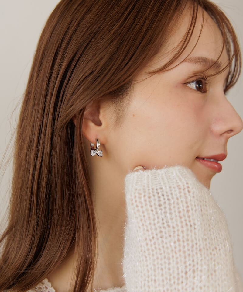 リボン型クリスタルピアス cystal ribbon pierce～ｸﾘｽﾀﾙﾘﾎﾞﾝﾋﾟｱｽ | flower／フラワー公式通販