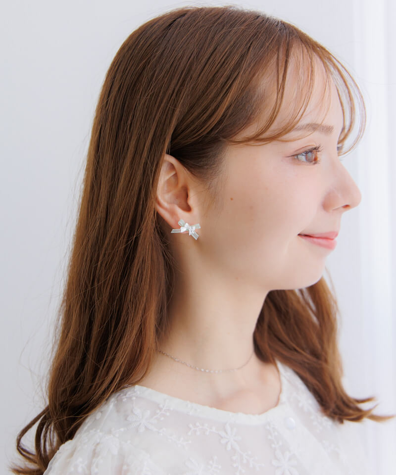 【1202】リボン型ピアス 花モチーフ付き fancy ribbon pierce～ﾌｧﾝｼｰﾘﾎﾞﾝﾋﾟｱｽ | flower／フラワー公式通販