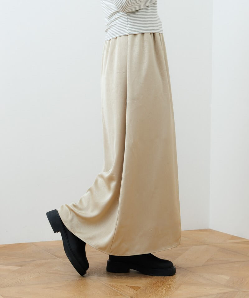 satin flare skirt 着用イメージ