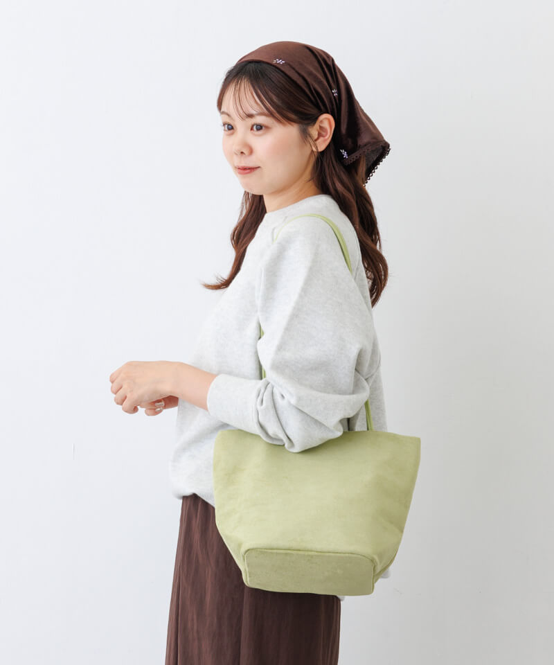 グリーンのmellow suede bagを合わせたコーディネート