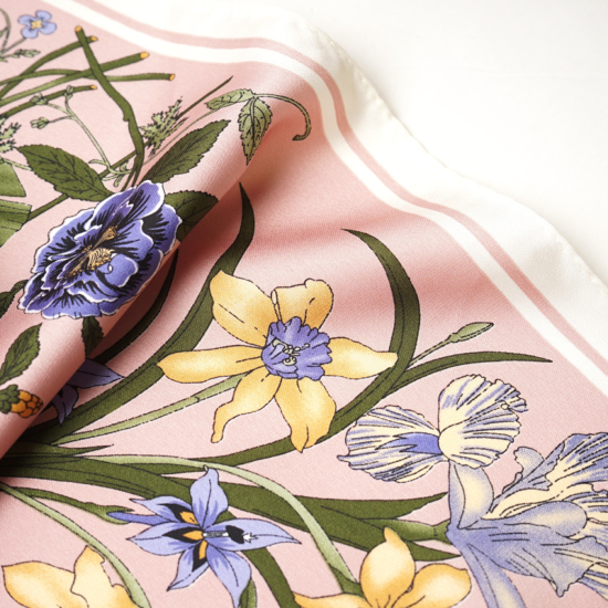 Cartier 花とテントウムシ スカーフ Cartier 花とテントウムシ スカーフ