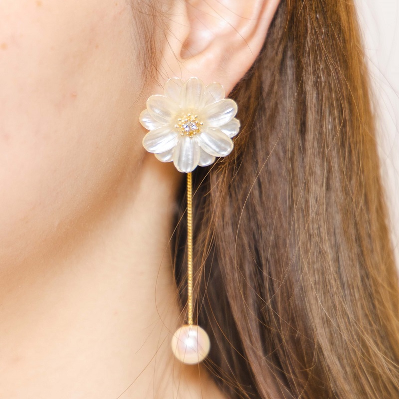 pearly cosmos earring ～ﾊﾟｰﾘｰｺｽﾓｽｲﾔﾘﾝｸﾞ | flower／フラワー公式通販