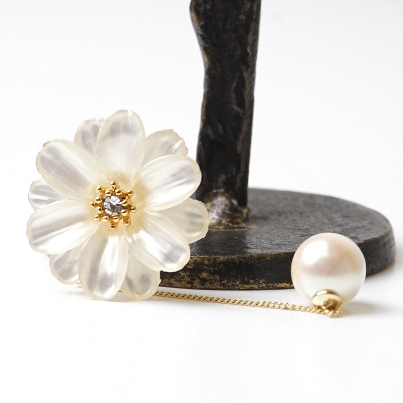 pearly cosmos earring ～ﾊﾟｰﾘｰｺｽﾓｽｲﾔﾘﾝｸﾞ flower／フラワー公式通販
