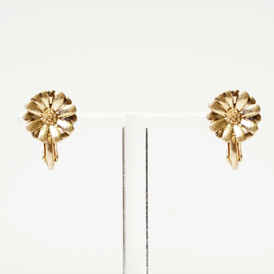 calm marguerite earring ～ｶｰﾑﾏｰｶﾞﾚｯﾄｲﾔﾘﾝｸﾞ | flower／フラワー公式通販