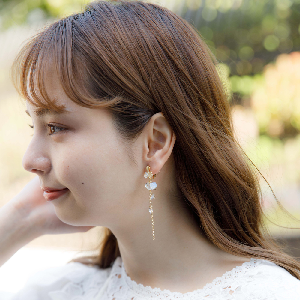 【OUTLET】crystal flower earring ～ｸﾘｽﾀﾙﾌﾗﾜｰｲﾔﾘﾝｸﾞ