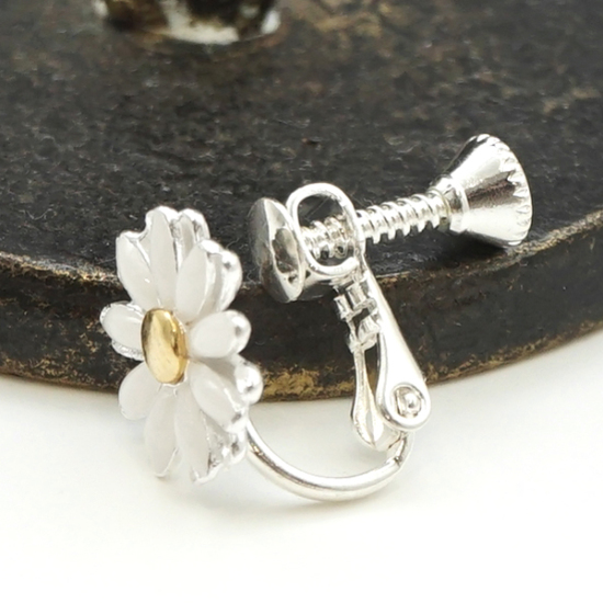 snow daisy earring ～ｽﾉｰﾃﾞｲｼﾞｰｲﾔﾘﾝｸﾞ | flower／フラワー公式通販